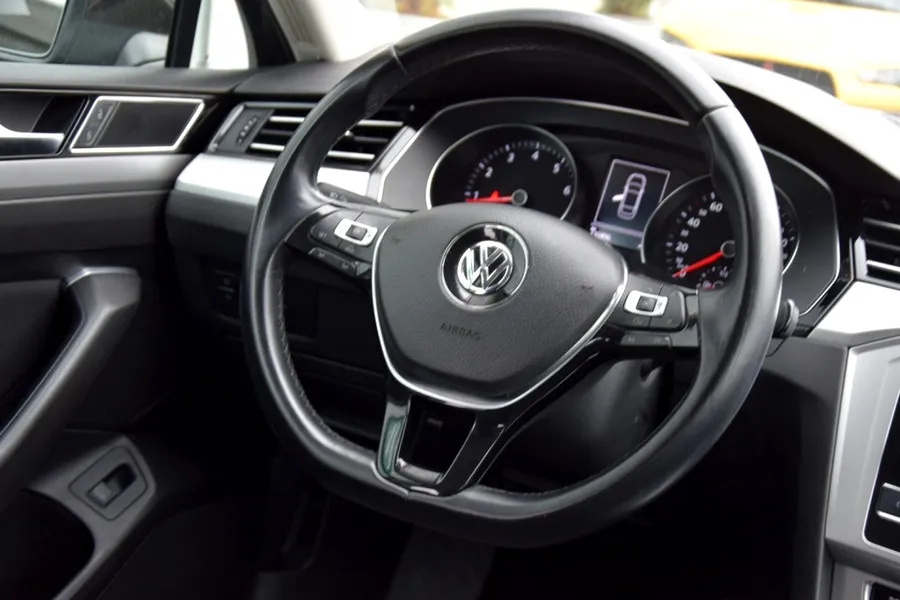 Volkswagen Passat 2018 1.8АТ OFFICIAL s NDS Придбати авто в лізинг